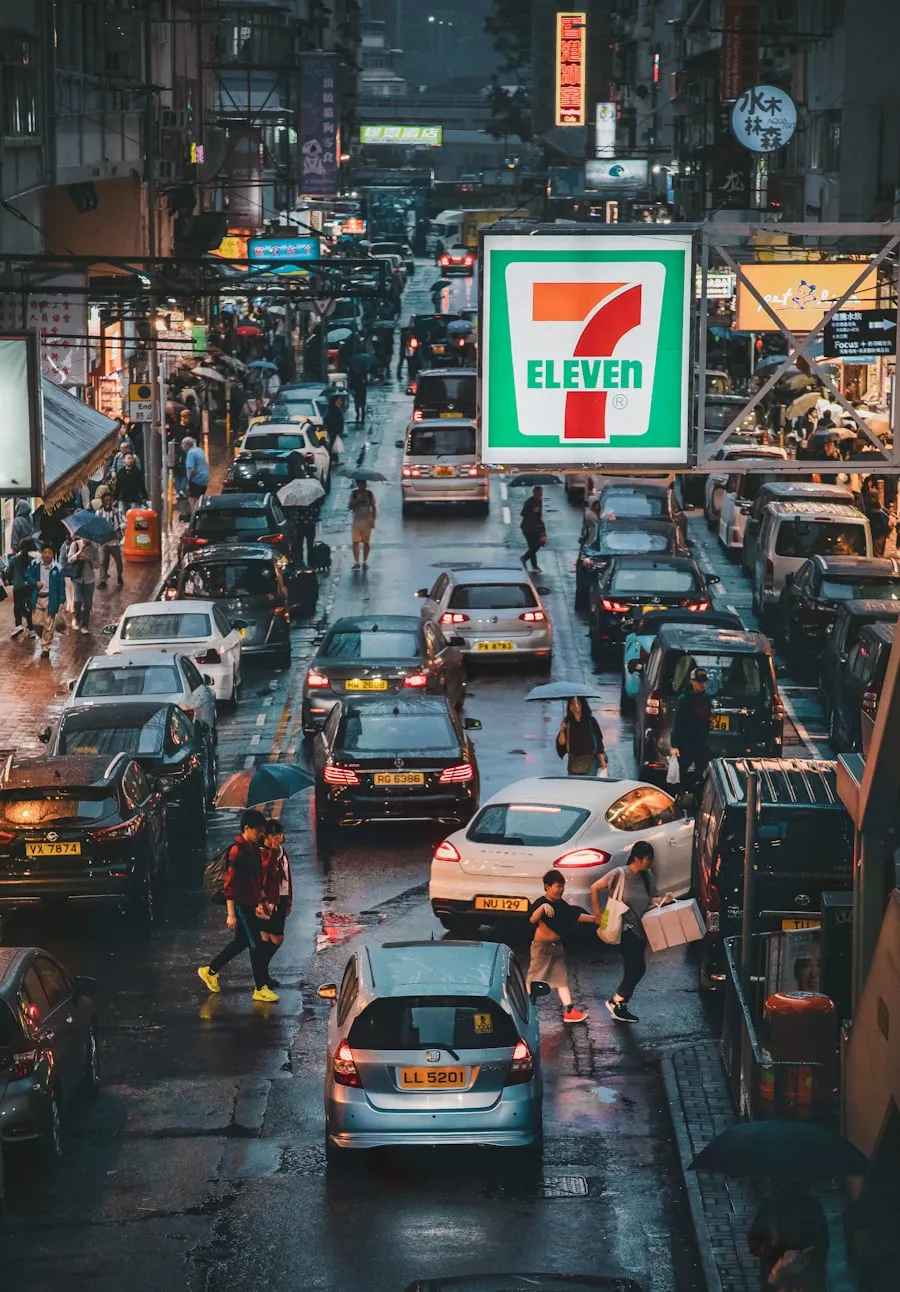 Picture of a 7Eleven supermarket in an Asian city